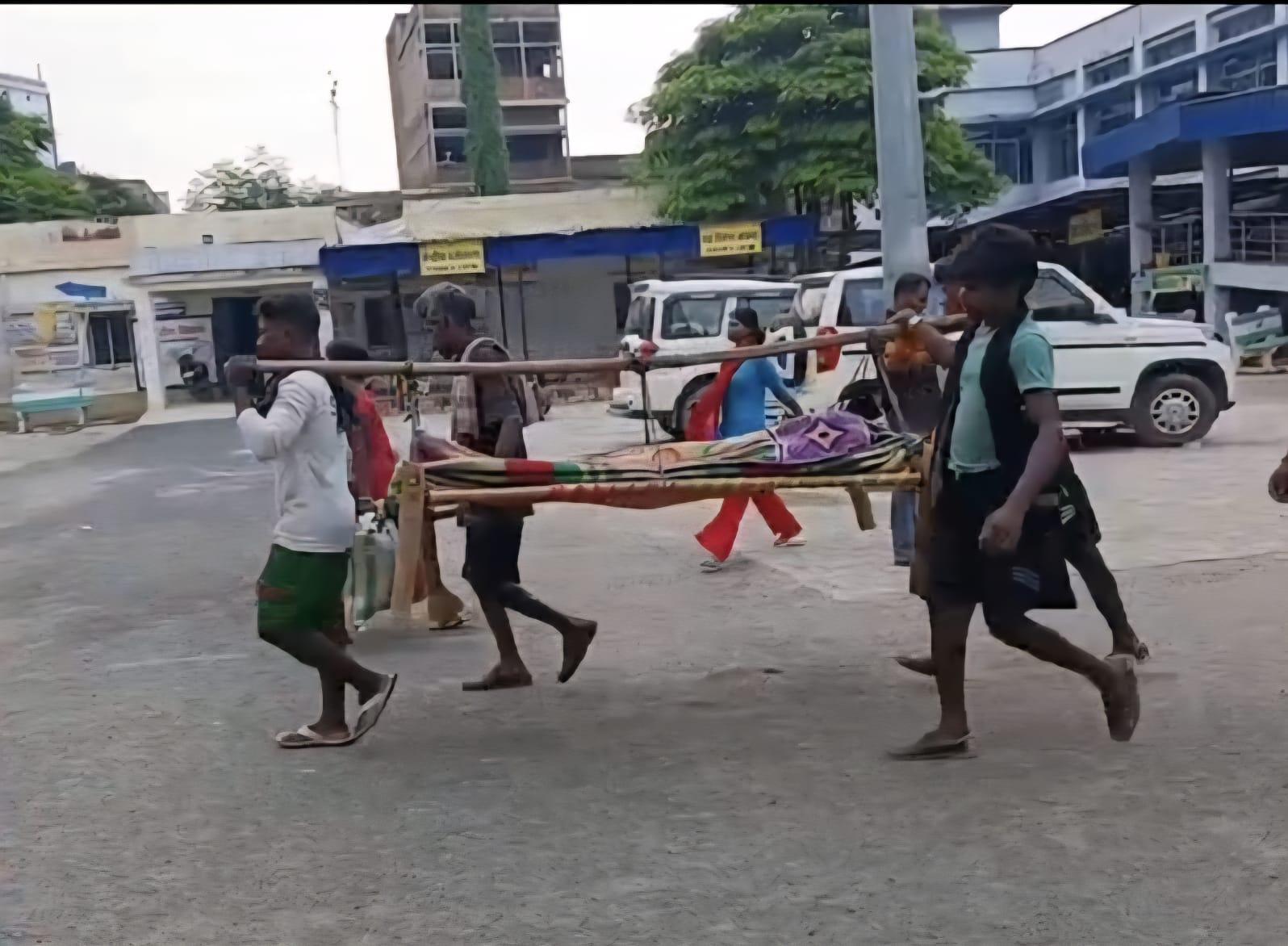 Tribal family treks 10 km with girl’s dead body in Jharkhand after hospital denies ambulance