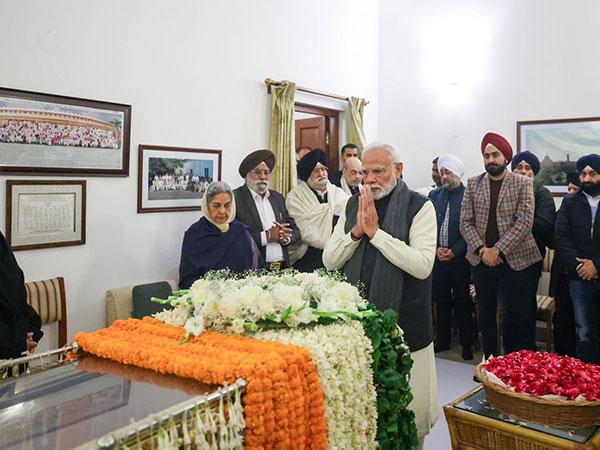 PM Modi pays tributes to Manmohan Singh