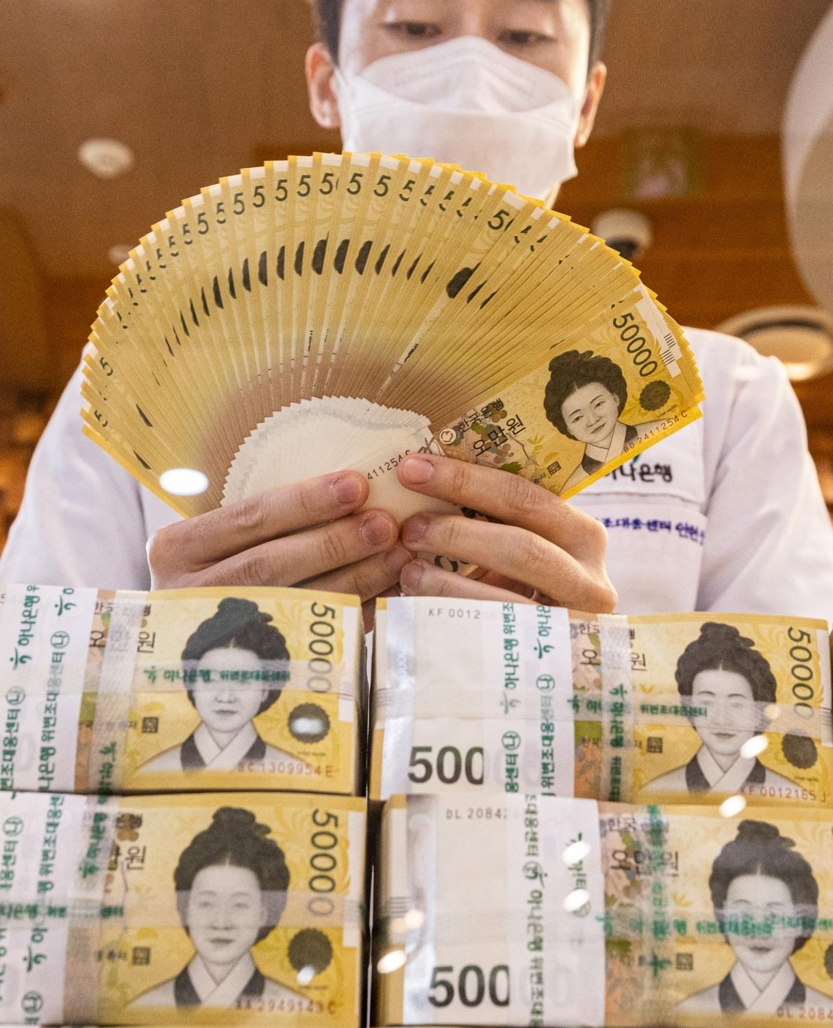 Korean won drops to fresh 17-year low over oil supply woes, geopolitical tensions