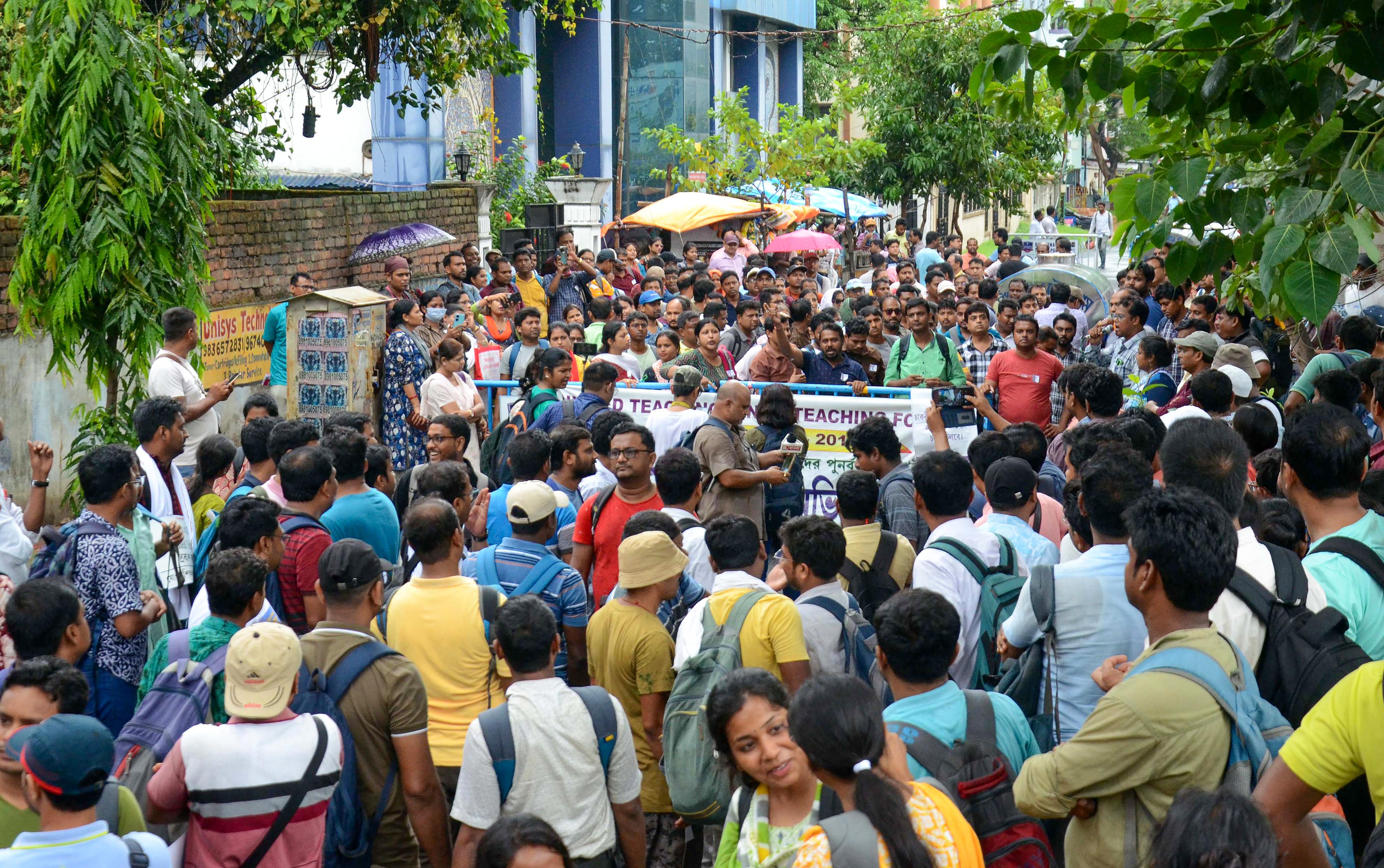 Bengal: Police claim 'violent movement' planned for Monday in the name of march to SSC office