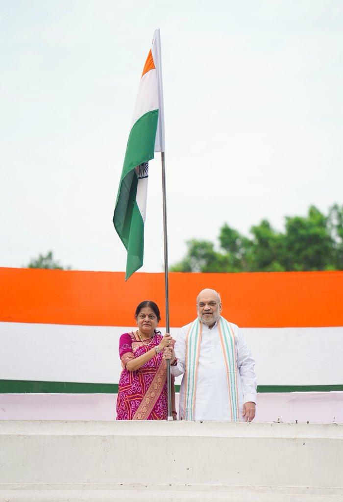 HM Amit Shah hoists Tricolour at home, calls 'Har Ghar Tiranga' a thread binding the nation