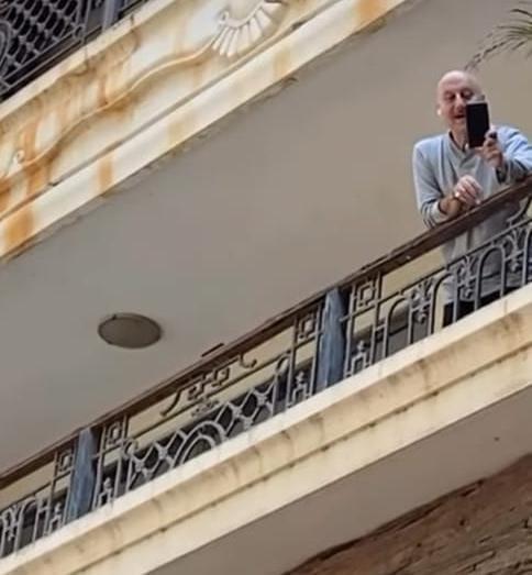 Anil Kapoor sings 'Tere ghar ke samne ek ghar banaunga' for Anupam Kher on his birthday