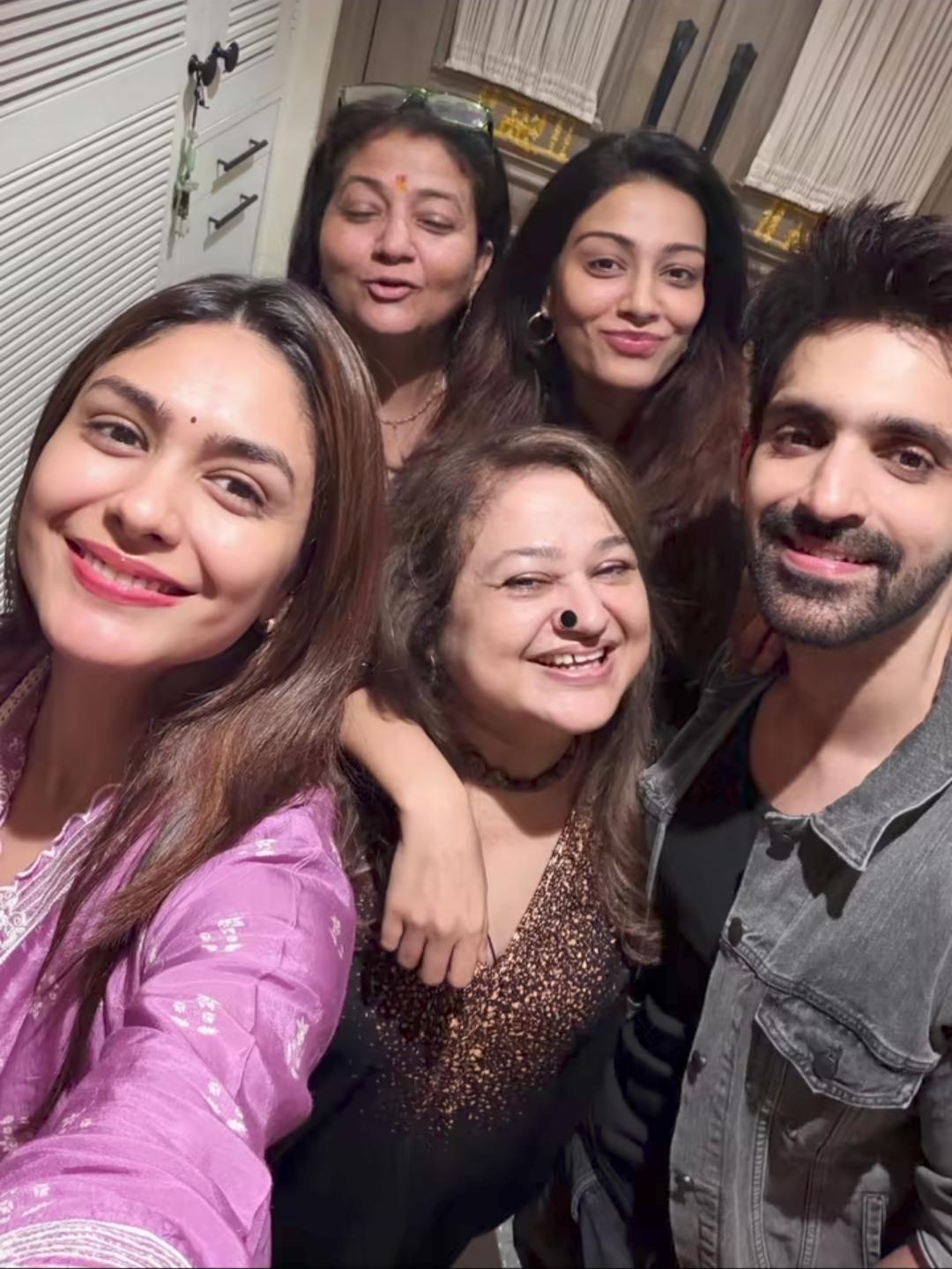 Mrunal Thakur reunites with BFFs from her former TV show Kumkum Bhagya