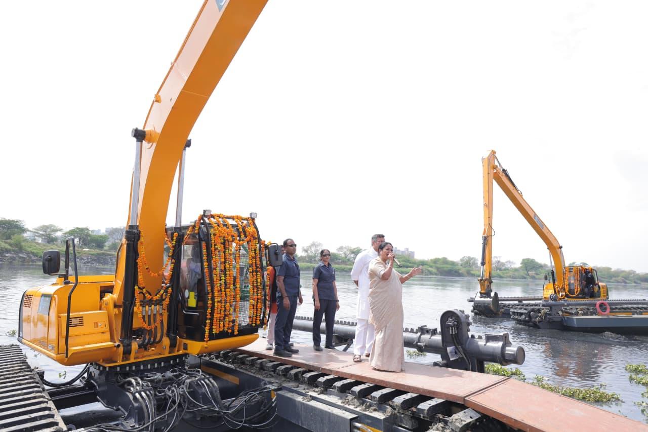 Amphibious machines to clean drains: Delhi CM