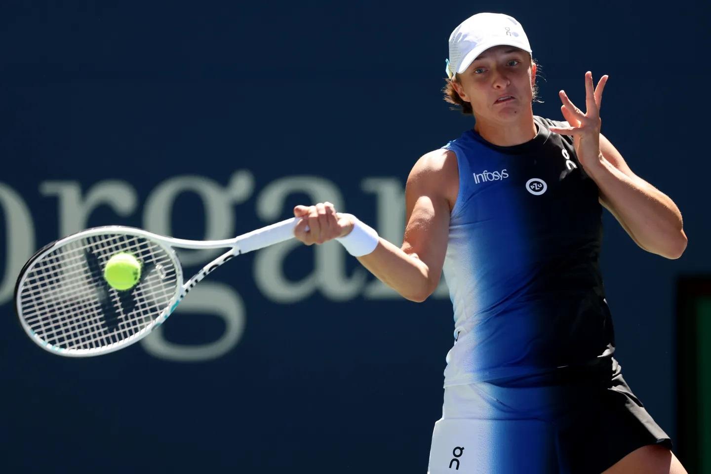 US Open: Swiatek launches bid for seventh Slam with easy first-round win