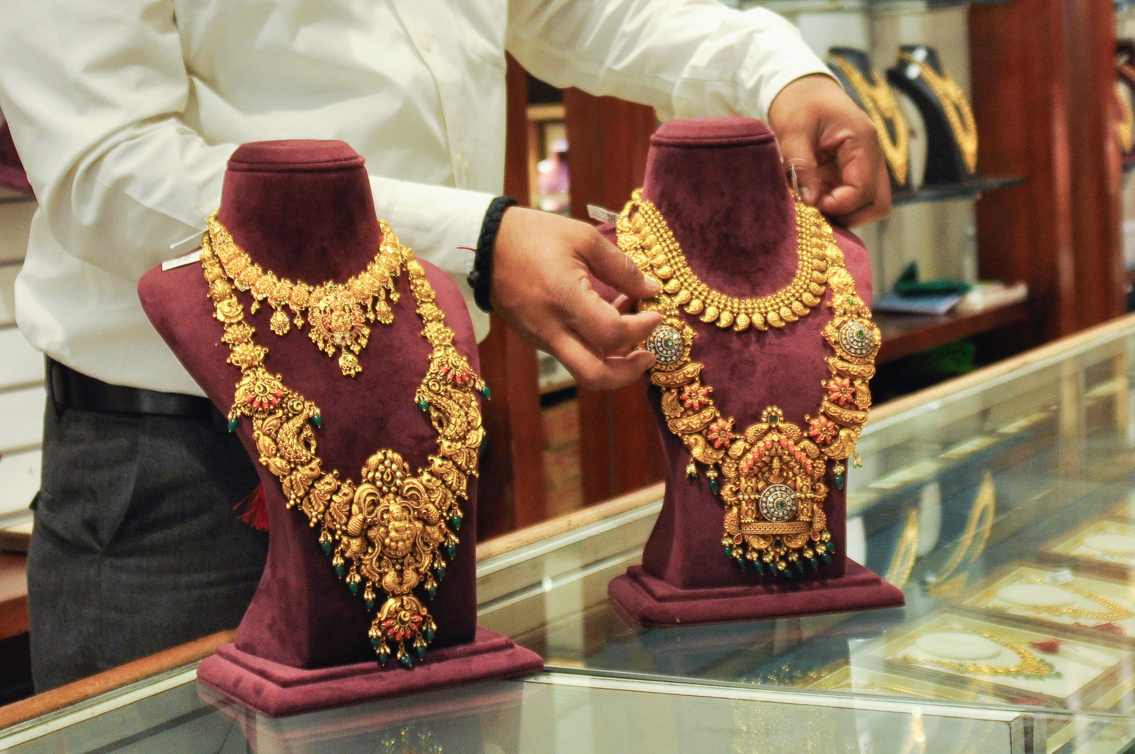 Gold prices may touch Rs 1.3 lakh this Dhanteras, Rs 1.5 lakh likely by 2026
