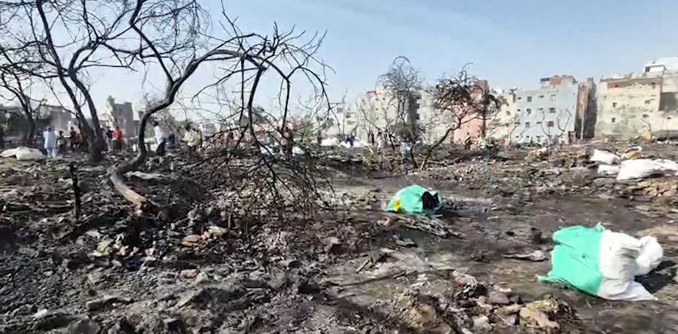 Massive fire guts nearly 400 slums near Matiala fish market in Delhi
