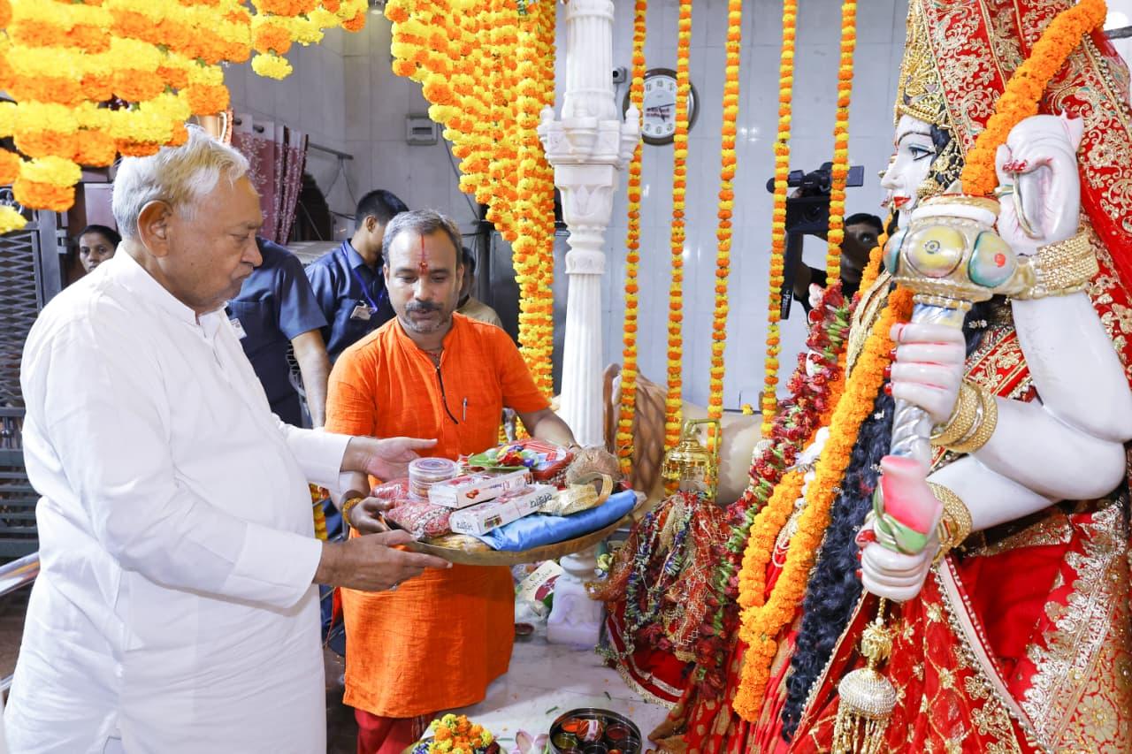Nitish Kumar offers prayers on Mahasaptami, showcases unity