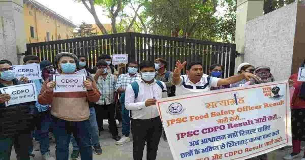 Angry over long-pending exam results, Jharkhand aspirants launch 'satyagraha' outside JPSC office