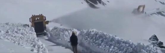 22 vehicles with tourists evacuated after snow, landslide blocks J&K’s Bandipora-Gurez road