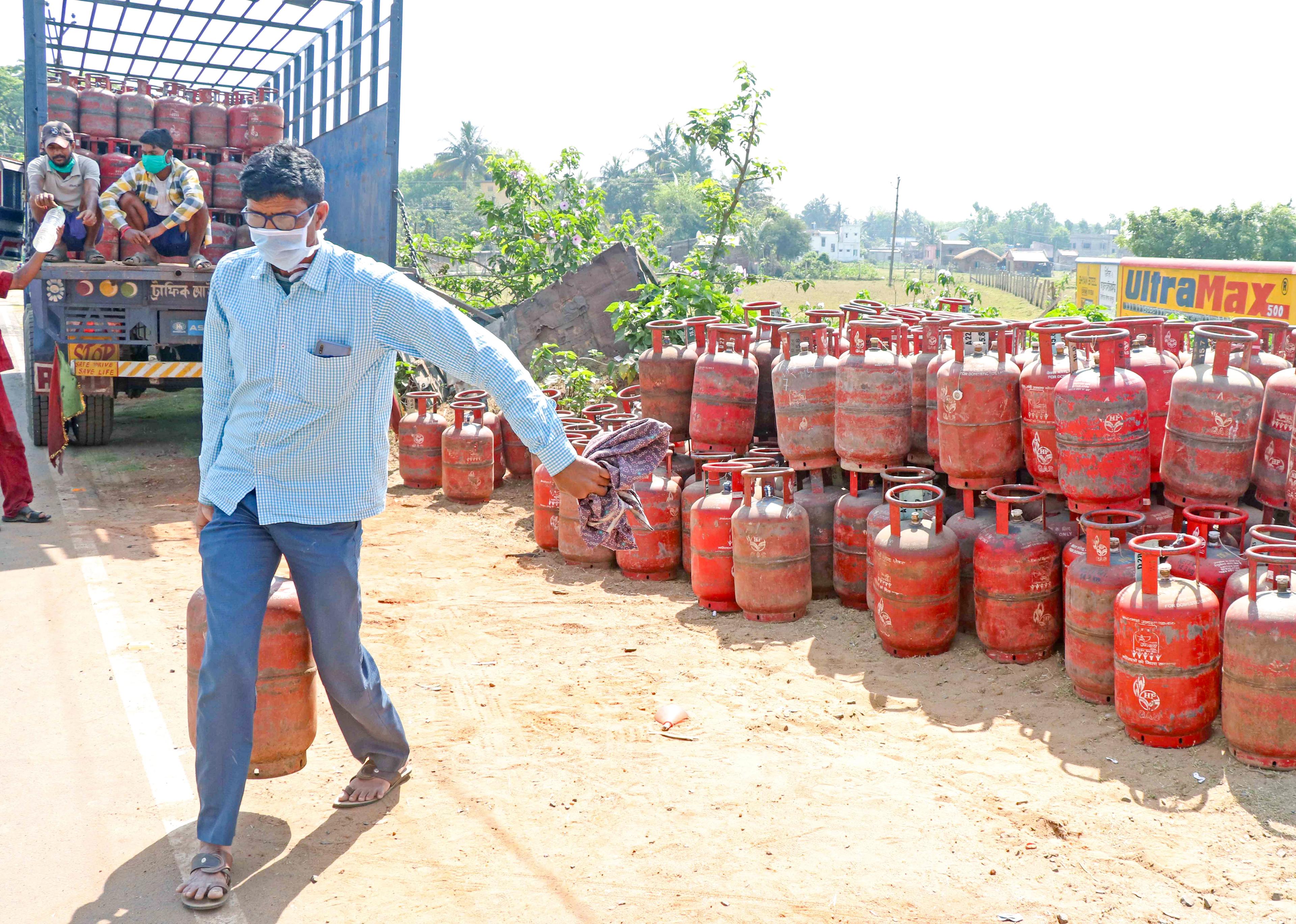 LPG production up by 28 pc in 5 days, cylinder delivery time remains 2.5 days: Hardeep Puri