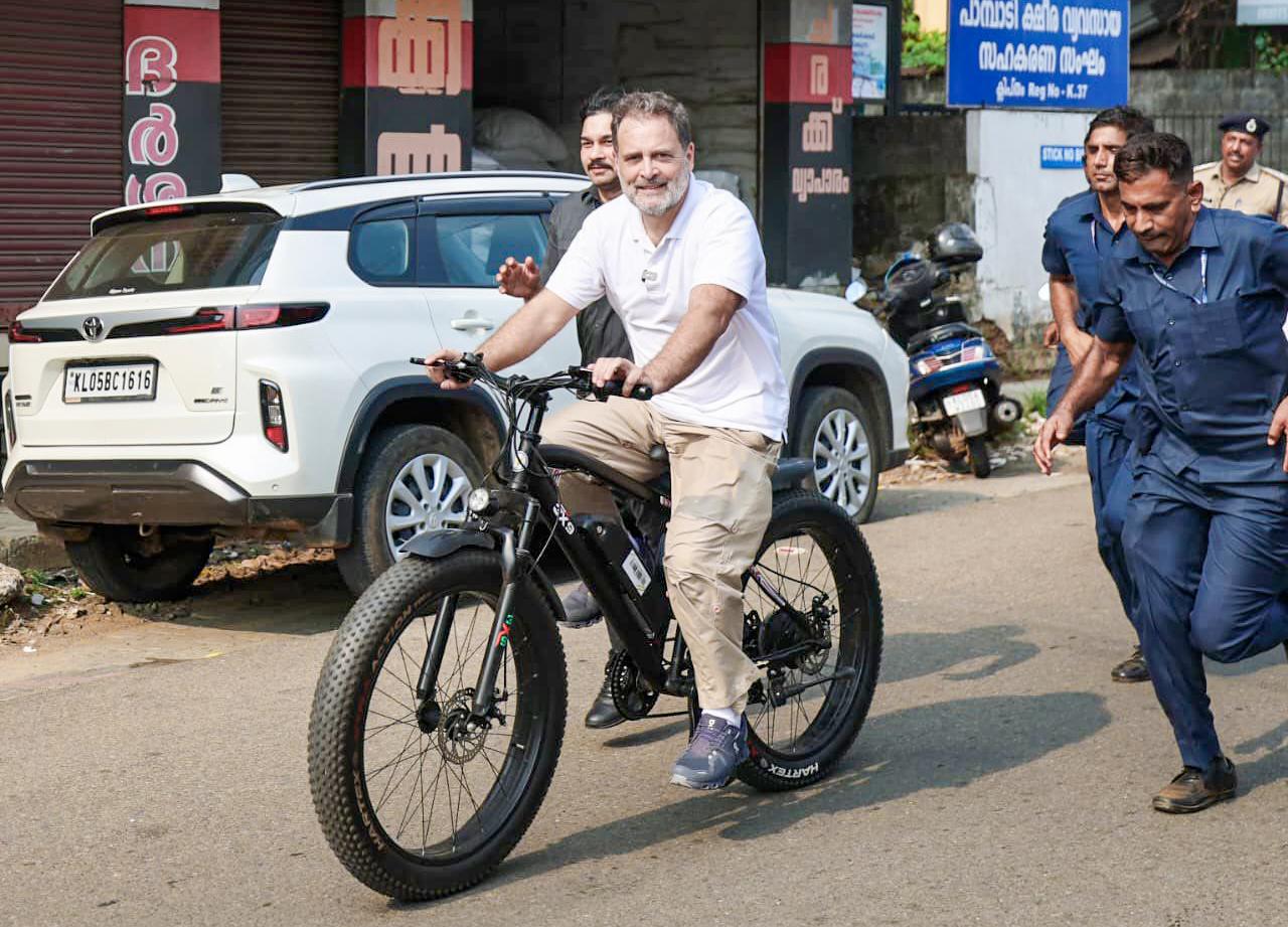 Rahul Gandhi cycles through Puthupally, invokes Oommen Chandy’s legacy