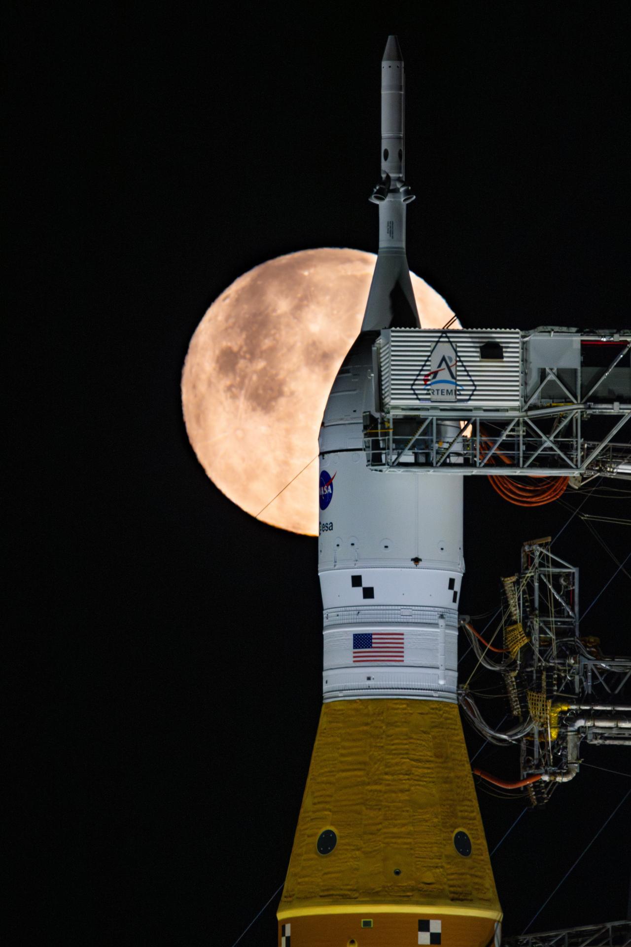 NASA returns moon mission rocket, spacecraft back to launch pad