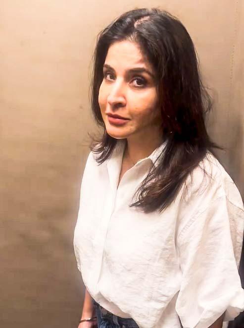 Karan Johar playfully convinces Bhavana Pandey & Maheep Kapoor to groove to 'Bijuria'