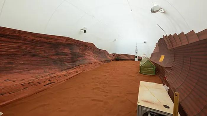 NASA Seals 4 Volunteers On Isolated Mars