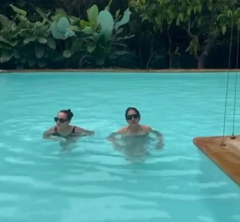 Neena Gupta finds a swimming partner in Soni Razdan