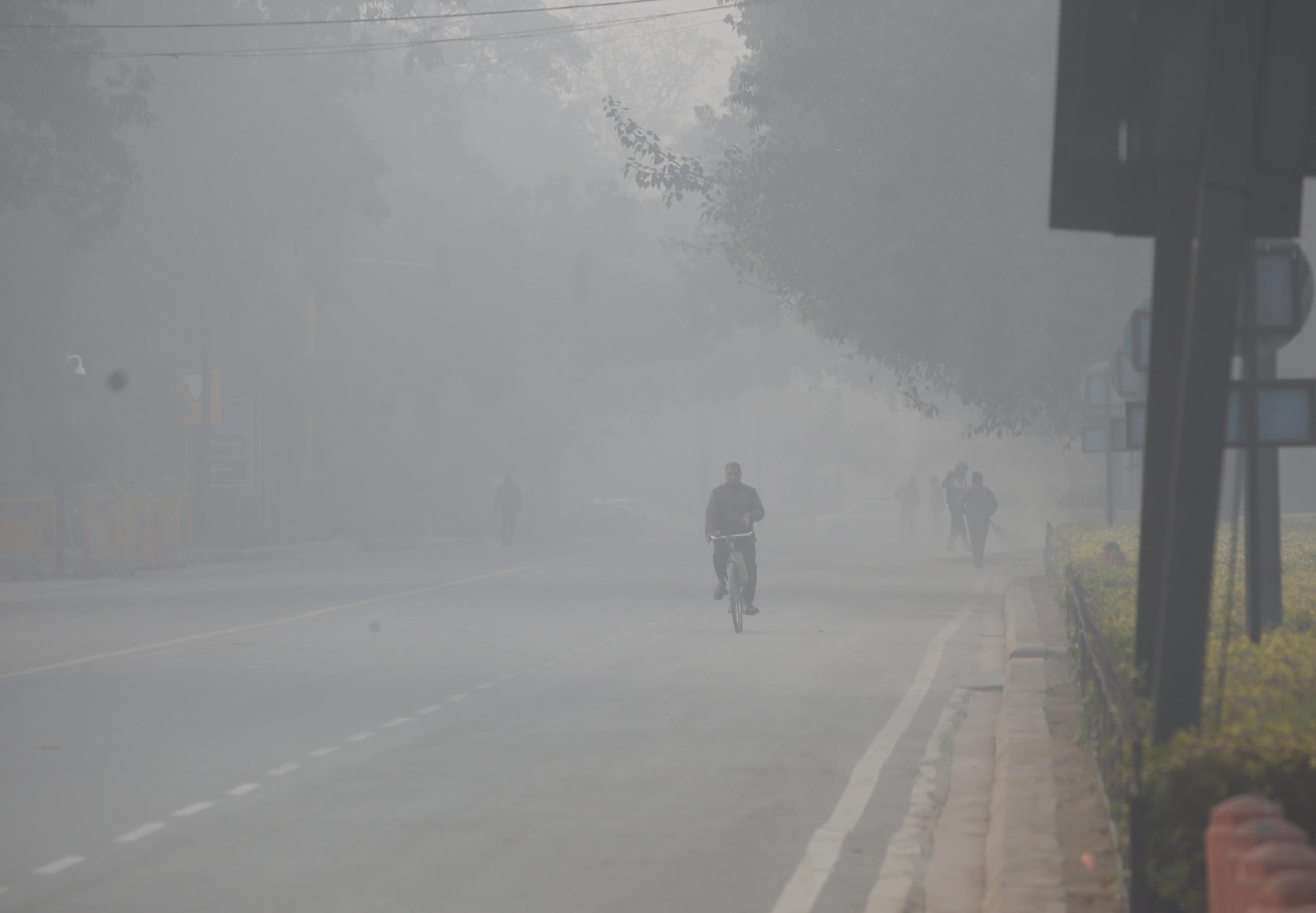 Delhi shivers as IMD warns of cold wave, AQI remains poor