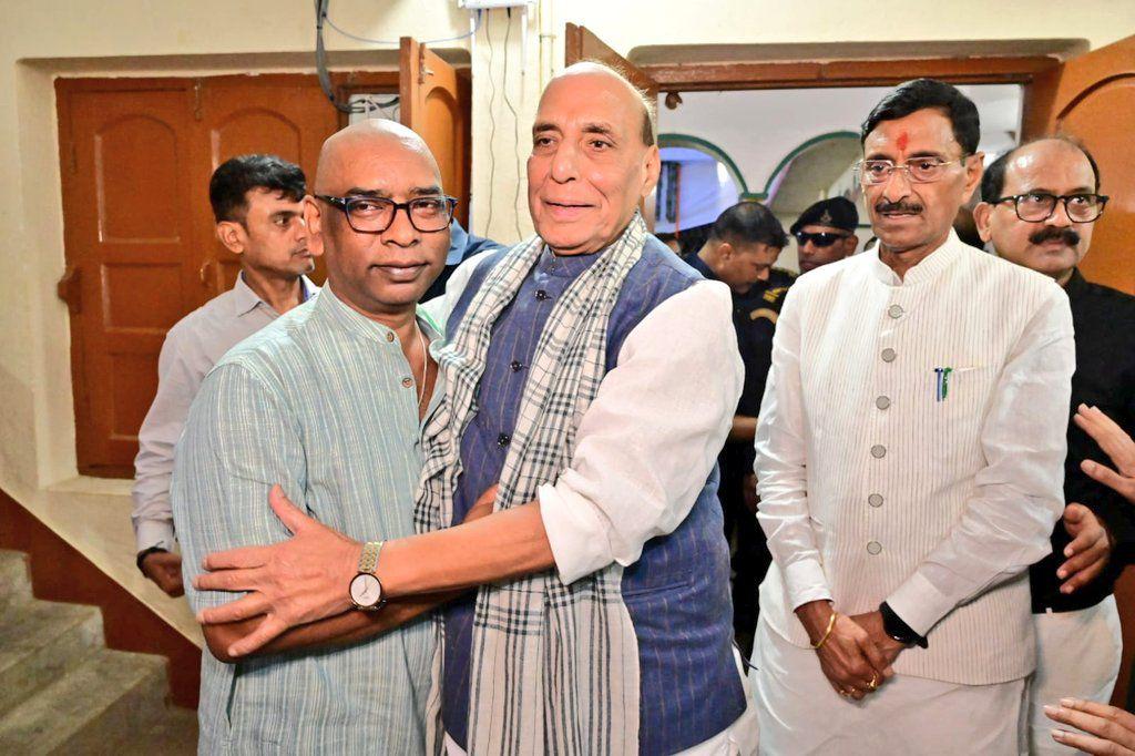 Rajnath Singh among dignitaries paying tribute to Dishom Guru in Jharkhand